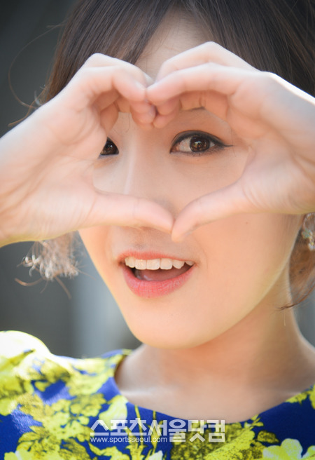 신 아나운서는 미래에 친숙한 아나운서가 되길 꿈꾼다고 앞으로 각오를 밝혔다. 신 아나운서가 손으로 화트 모양을 보이고 있다. / 이효균 기자