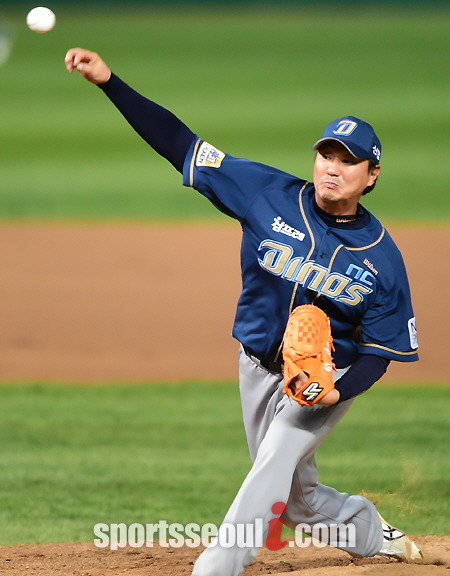 지난달 22일 인천에서 열린 NC 다이노스와 SK 와이번스의 경기에서 8회말 NC 손민한이 투구를 하고 있다. / 최용민 기자