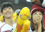 <우결4> 남궁민♥홍진영 부부, 핑크빛 '야구장 데이트' 포착!