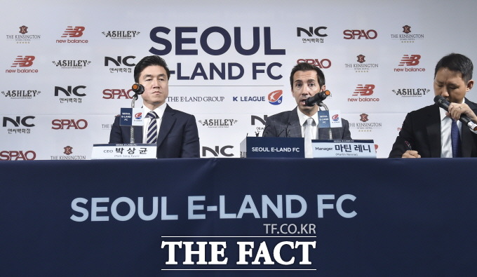 서울 이랜드 FC가 21일 우선 지명 선수 11명을 공기했다. 지난 9월 창단 기자회견에 참석해 말하고 있는 마틴 레니(오른쪽) 감독과 박상균 대표이사. / 최진석 기자