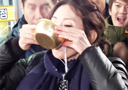 <장미빛 연인들> 이미숙, 리얼한 음주촬영의 비밀 '진짜 막걸리'!