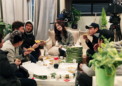 장미가 쏜다! <장미빛 연인들> 한선화, 스태프들에게 이색 선물!?