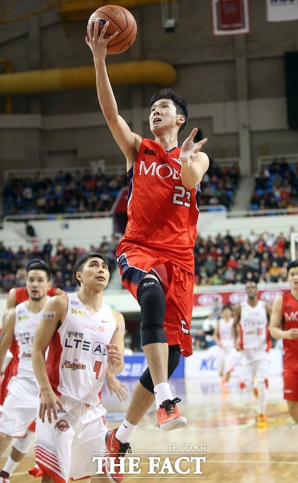 전준범이 레이업을 시도하고 있다. / KBL 제공