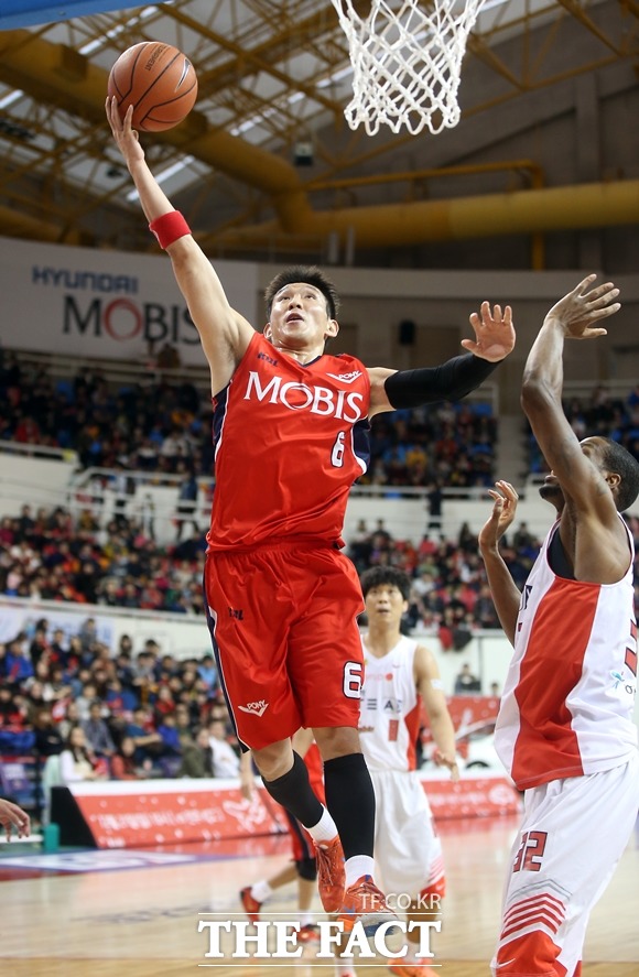 양동근(왼쪽)이 애런 헤인즈의 수비를 제친 채 레이업을 시도하고 있다. / KBL 제공