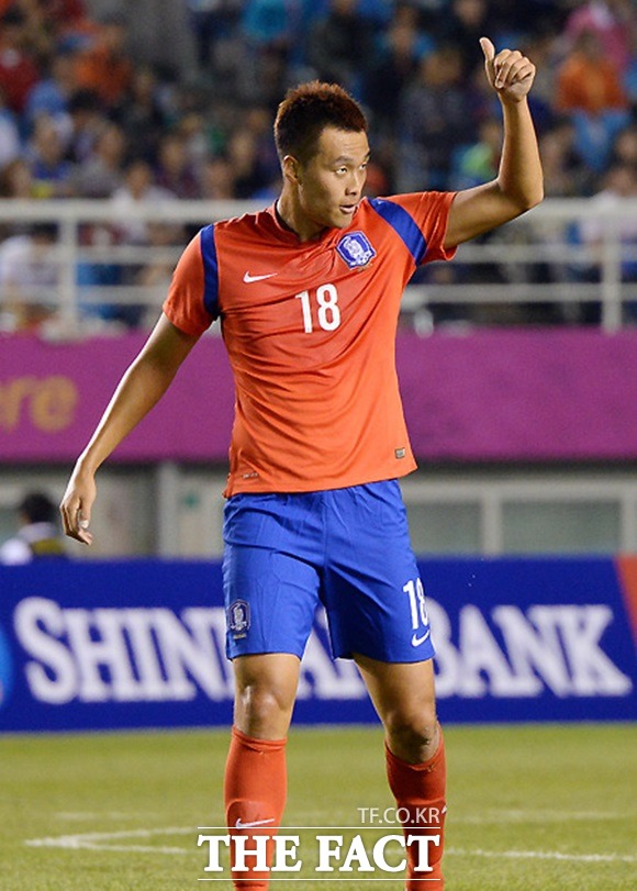 영국 언론 BBC가 28일 한국의 장신 공격수 김신욱을 피터 크라우치와 비교하면서 잉글리시 프리미어 리그 구단들의 관심을 받고 있다고 보도했다. 사진은 지난 9월 17일 열린 사우디아라비아와 조별리그 2차전에서 동료에게 고마움을 건네는 김신욱. / 임영무 기자