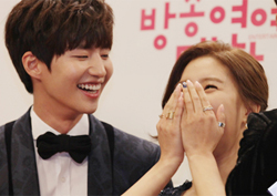 [MBC연예대상-포토] 송재림, 김소은 드레스를 밟을까봐... 