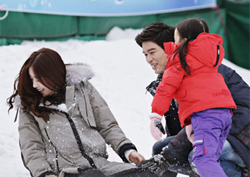 [포토]<장미빛 연인들> '눈싸움 유망주' 초롱이?! "엄마~ 눈싸움해요!"