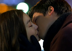 <장미빛 연인들 리뷰> 한선화-이장우, '애절한 키스'로 재결합 신호탄?