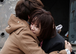 <킬미힐미> 지성-황정음, 눈물 글썽한 '피투성이 포옹' 무슨 일?