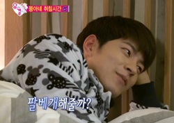 [우리 결혼했어요 리뷰] 홍종현, 침대 위 유라에 달콤한 선물 공세 “팔베개 해줄까?”