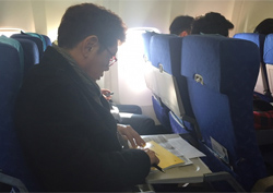 <여왕의 꽃> 출연 조형기,  대만행 기내에서도 ‘열공’