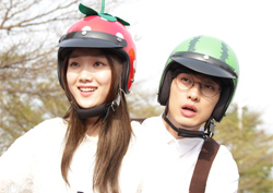 <여왕의 꽃> 이성경-윤박, 대만 가오슝에서 ‘스쿠터 데이트’ 포착!