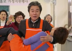 [장미빛 연인들 리뷰] 정보석, 쓰러진 장미희에 보디가드도 울고 갈 ‘폭풍 매너’