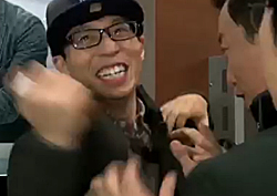 [무한도전 리뷰] 유재석 상자 지키기위해 머리끄덩이 진흙탕 싸움?