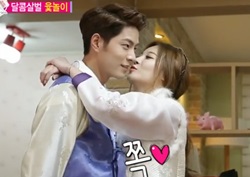 [우리 결혼했어요 리뷰] 윷놀이 결전! 홍종현에 패배한 유라, ‘볼뽀뽀'가 벌칙?!