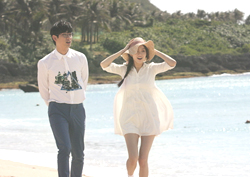 이번엔 백사장 데이트! <여왕의 꽃> 이성경-윤박, "그림같네~"