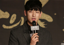 [제작발표회] <여왕의 꽃> 럭키가이 윤박, "시청률 45% 도전?"