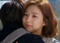 [불굴의 차여사 리뷰] 하연주, 출국 앞둔 신민수와 '애틋한 포옹' 