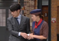 [여왕의 꽃 리뷰] 김성령, 요리 경연 중 ‘부상’