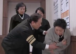 [여왕의 꽃 리뷰] 송옥숙, 딸들 위해 도둑질 감행! '애끓는 모정'