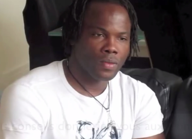 넘치는 동료애? 안드레 바이키는 지난 2008년 2월 31일 아프리카 네이션스컵 가나와 준결승에서 느닷없이 안전요원을 강하게 밀어 퇴장당했다. / 유튜브 영상 캡처