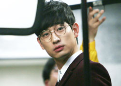 <여왕의 꽃> 윤박의 눈빛 발사! "본방사수 해 주실 거죠?"