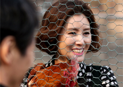 <여왕의 꽃> 김성령, 닭잡기도 '맨손'으로? "역시 쉽지 않네~"