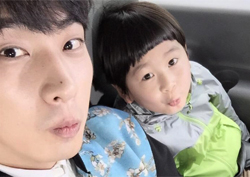 "의외의 친분?" <여왕의 꽃> 윤박-최로운, 깜찍 닮은꼴 사진 공개!