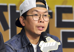 올해의 PD 수상 <무한도전> 김태호 PD, "힘 합쳐 10년 더 하고파" 