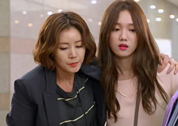 [여왕의 꽃 리뷰] "낯설지 않아" 김성령-이성경, 묘한 감정의 첫 만남!