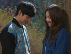 [여왕의 꽃 리뷰] 윤박-이성경, 서로의 마음 확인하며 '볼뽀뽀'