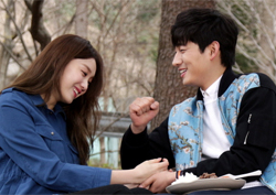 <여왕의 꽃> 윤박-이성경, "봄 데이트를 꿈꾼다면 이들처럼!"