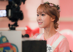 [포토] 대기실 속 '핑크 러블리' <마이 리틀 텔레비전> AOA 초아 염탐기!