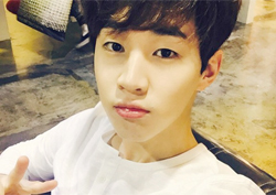 <우결> 헨리, 수줍은 V자 셀카 "나 이뻐요?"