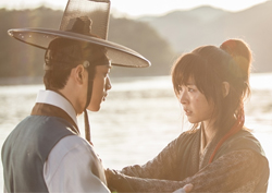 <화정> 빛나는 노을 속 두 남녀! 이연희, 서강준에 '촉촉 눈망울'