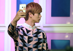 [포토뒷담화] 야망돌 육성재, <라디오스타> 세트와 한 몸된 사연?