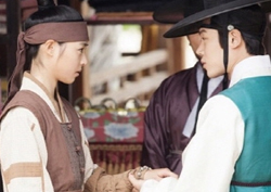 <화정> 이연희&한주완, '손목 잡고 알콩달콩~'