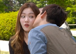 [여왕의 꽃 리뷰] 다시 만난 윤박-이성경, 자전거 데이트에 키스까지.. '본격 로맨스' 