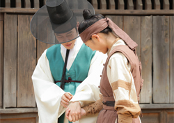 [포토] <화정> 이연희 손 잡은 한주완, "심쿵! 사랑의 시작..?"