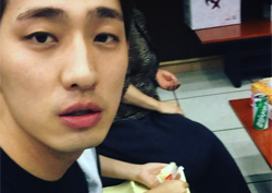 <여왕의 꽃> 윤박, 녹화날 현장에서 '셀카' 찰칵!