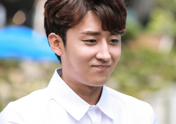  마지막 손님 손호준, 꽃미모 비하인드컷 공개!