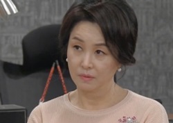 [여왕의 꽃 리뷰] 김미숙, 김성령 임신에 '경계의 눈빛'