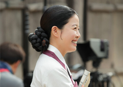 [포토] <화정> 촬영장 속 김여진, 웃음 넘치는 '의외의 청순녀' 