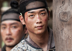 <화정> 서강준, 전쟁포로 '상큼 브이' 포착!