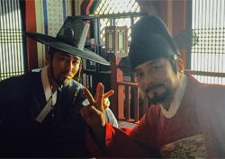 <화정> 차승원-조민기 '17년만의 재회'? 귀여운 꽃중년표 브이(V)