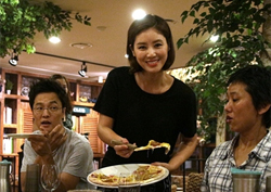 무더위를 날리는 릴레이 회식! <여왕의 꽃> 김성령, '이것이 여왕의 서빙~' 