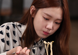 <여왕의 꽃> 이성경, 눈물의 칼국수 먹방? 엄마가 해준 마지막 음식 될까