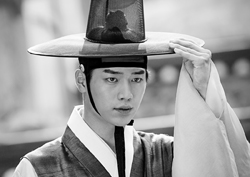 [B하인드] '갓 잡은' 서강준, 시대 불문 한복미남의 고운 자태