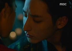 [밤을 걷는 선비 리뷰] 이수혁, 김소은에 키스 시도하며 "너무 닮았거든"