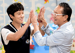 <마리텔> 김동완, '신세경'에 이어 '영맨'의 방에 황금 코딱지로 깜짝 등장!